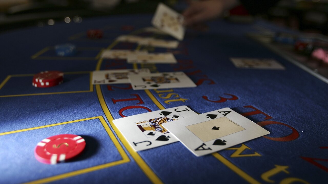 What is the difference between a cashable and non-cashable bonus in online casinos?